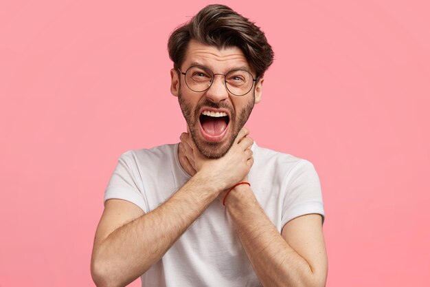 Hombre de pelo oscuro con gafas redondas