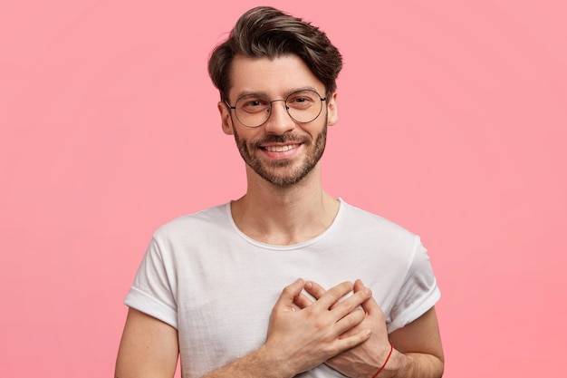 Hombre de pelo oscuro con gafas redondas