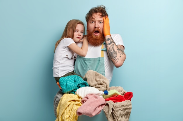 Hombre de pelo rojo deprimido abrumado con barba espesa, mantiene la mano en la cabeza