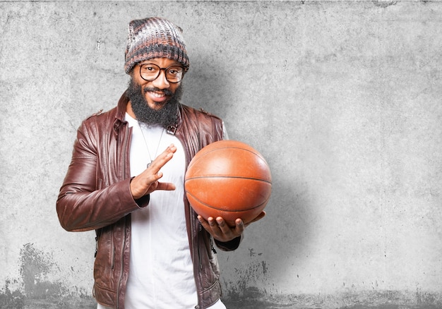 Hombre con una pelota de baloncesto