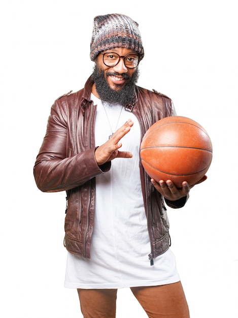 Foto gratuita hombre con una pelota de baloncesto