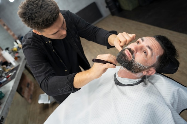 Hombre de peluquería de tiro medio