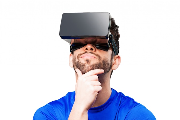 Foto gratuita hombre pensando con gafas de realidad virtual