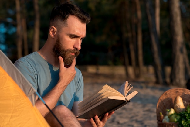 Hombre pensando y leyendo un libro