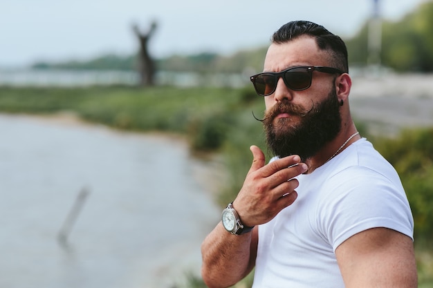 Foto gratuita hombre pensativo con barba el aire libre