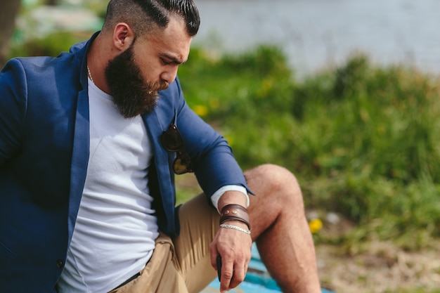 Hombre pensativo con chaqueta azul