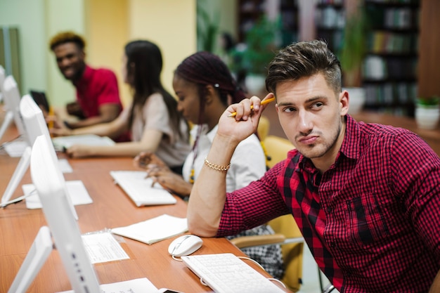 Foto gratuita hombre pensativo en el escritorio