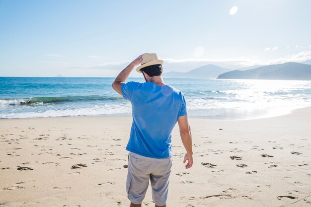 Hombre pensativo en la playa