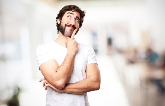 Hombre pensativo con una sonrisa