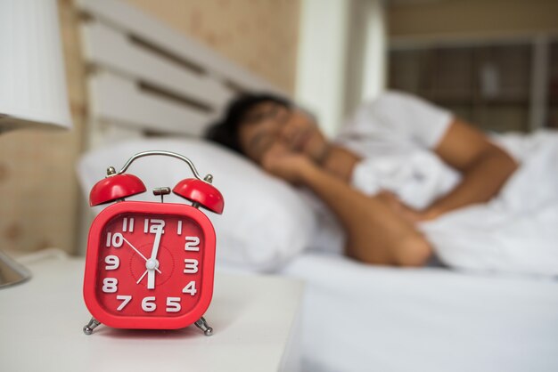 Hombre perezoso despertándose en su habitación.