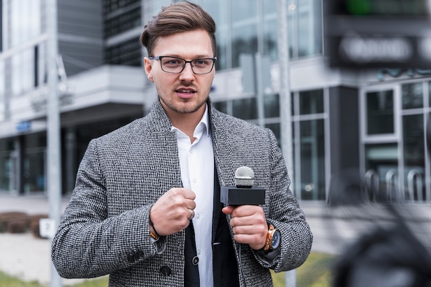 Foto gratuita hombre periodista filmando