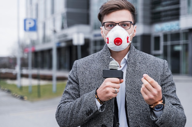 Foto gratuita hombre periodista con máscara