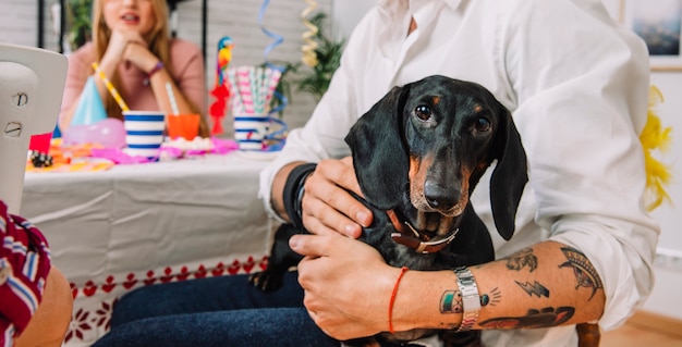 Hombre con perro en celebración de cumpleaños