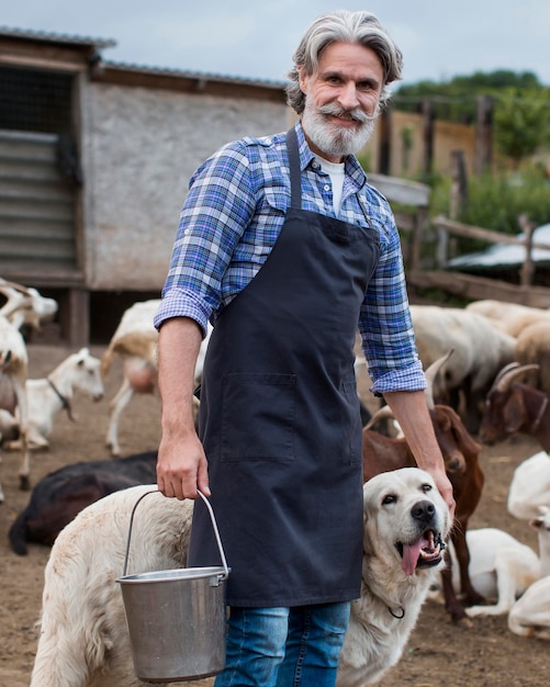 Hombre con perro en la granja