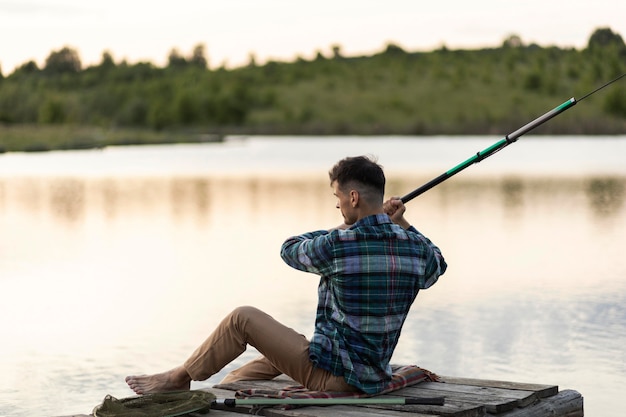 Hombre pesca tiro completo