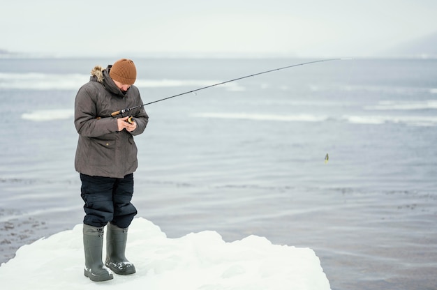 Hombre pescando con equipo especial.