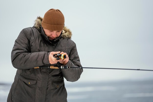 Hombre pescando con equipo especial.