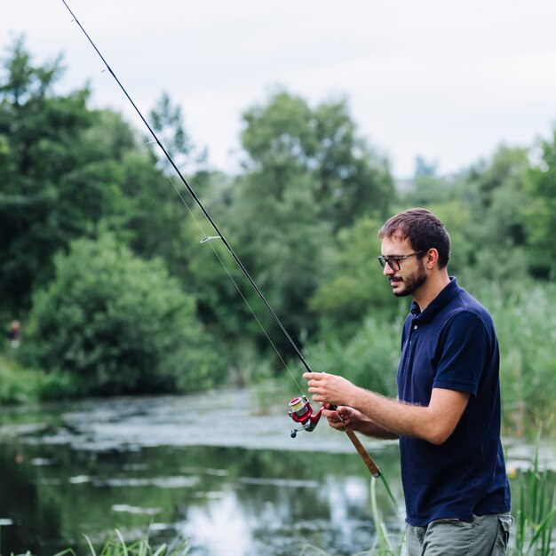 Hombre pescando en el lago