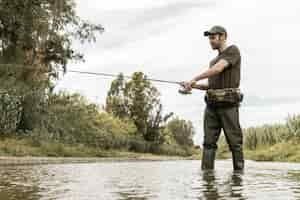 Foto gratuita hombre pescando en el río