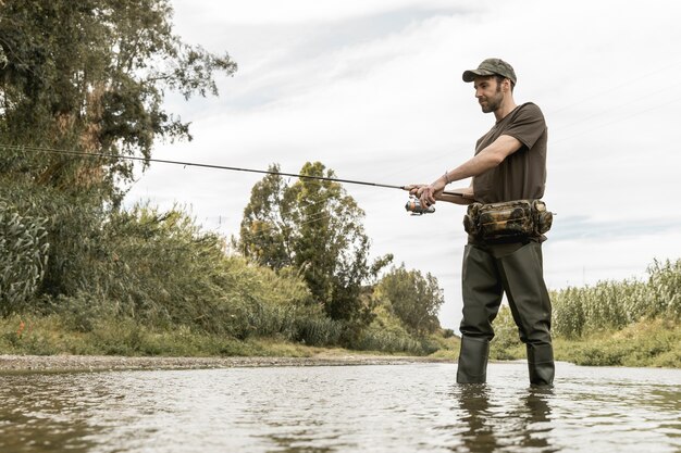 Hombre pescando en el río