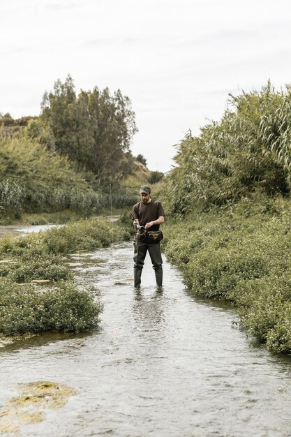 Hombre pescando en el río