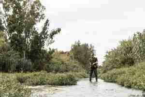 Foto gratuita hombre pescando en el río