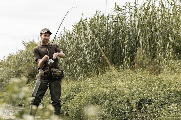 Foto gratuita hombre pescando en el río