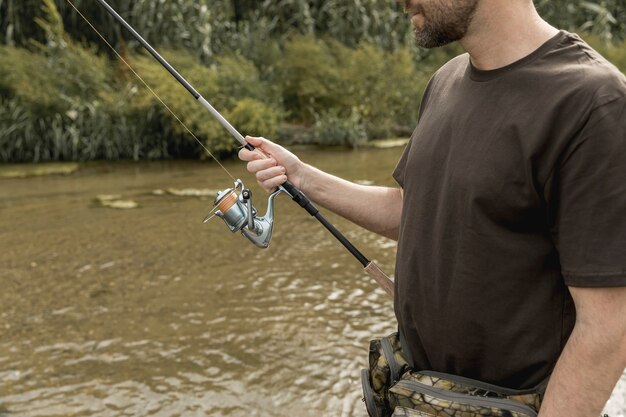 Hombre pescando en el río