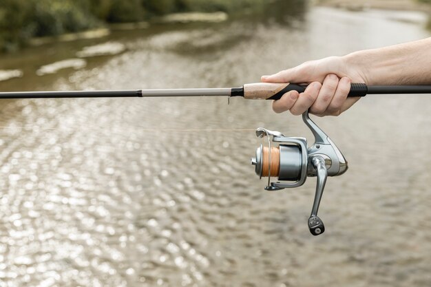 Hombre pescando en el río