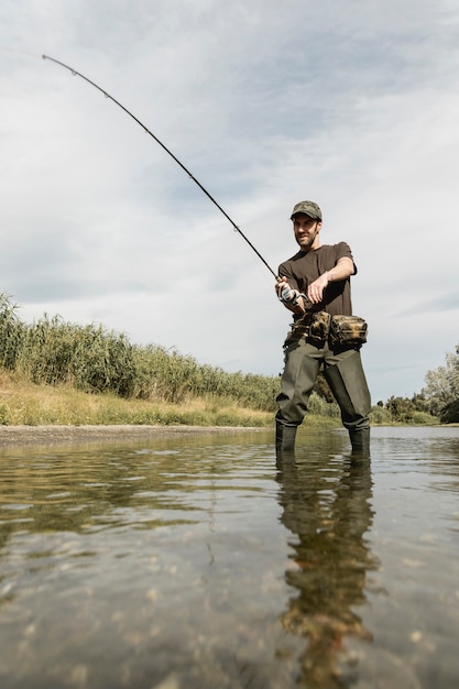 Foto gratuita hombre pescando en el río