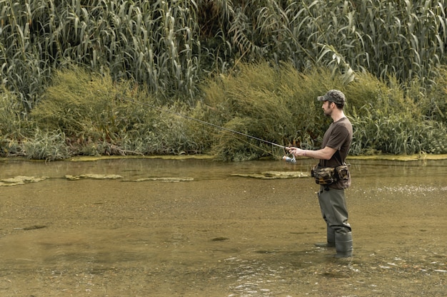 Hombre pescando en el río