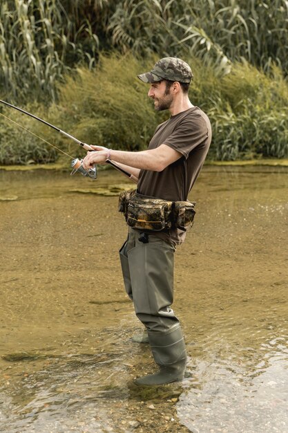 Hombre pescando en el río