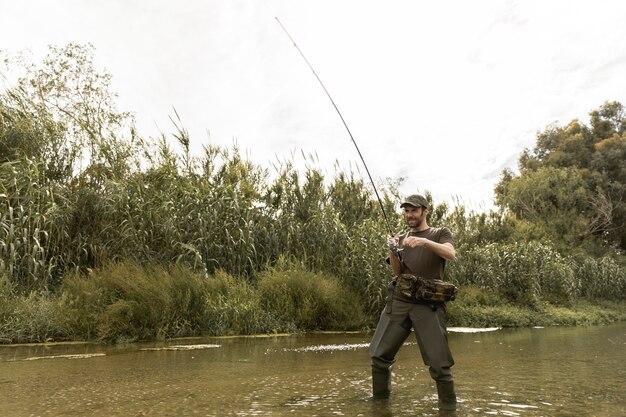 Hombre pescando en el río