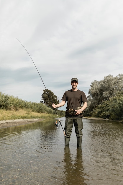 Foto gratuita hombre pescando en el río