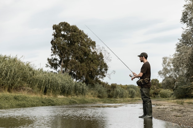 Hombre pescando en el río