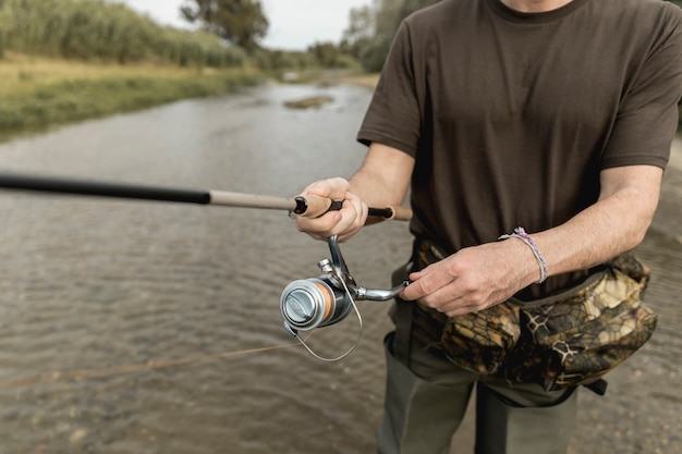 Foto gratuita hombre pescando en el río