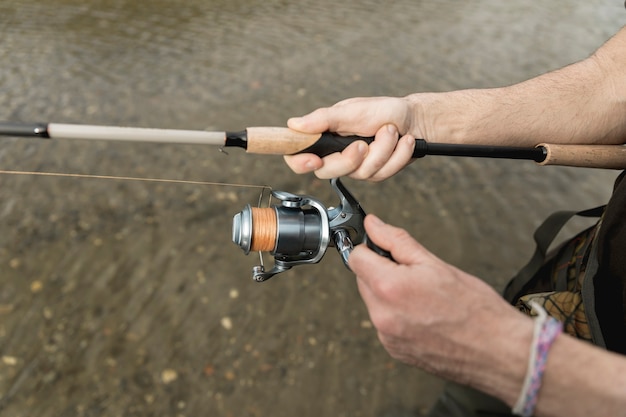 Hombre pescando en el río