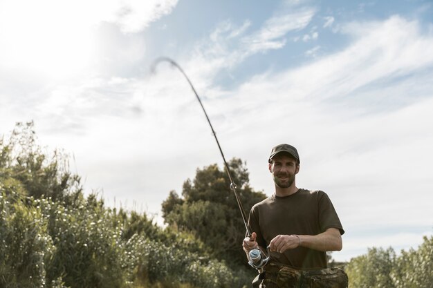 Hombre pescando en el río