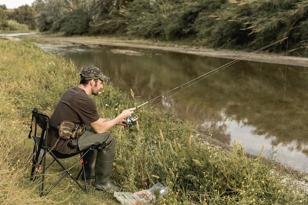 Hombre pescando en el río