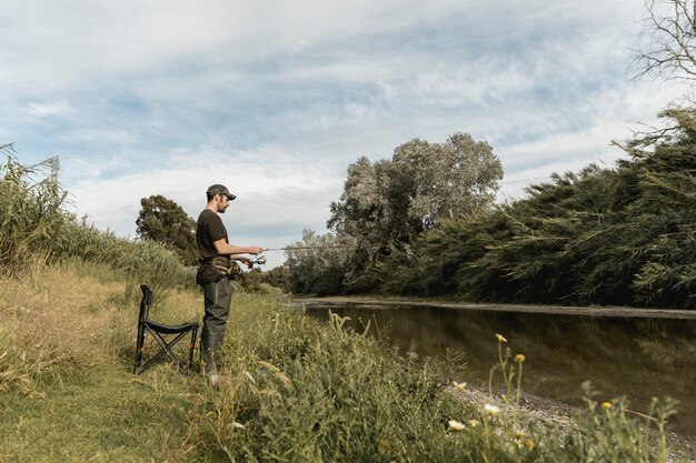 Hombre pescando en el río