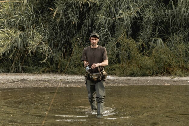 Hombre pescando en el río