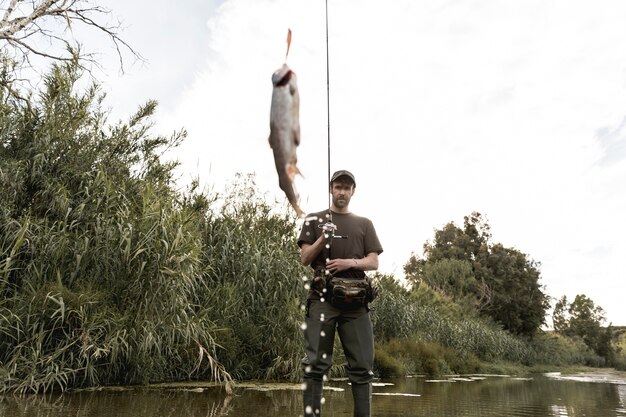 Hombre pescando en el río