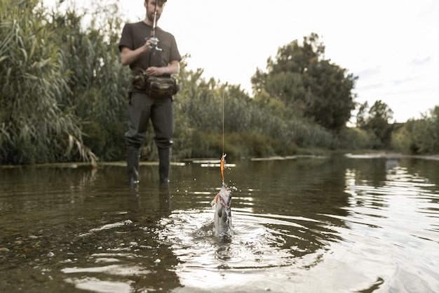 Hombre pescando en el río