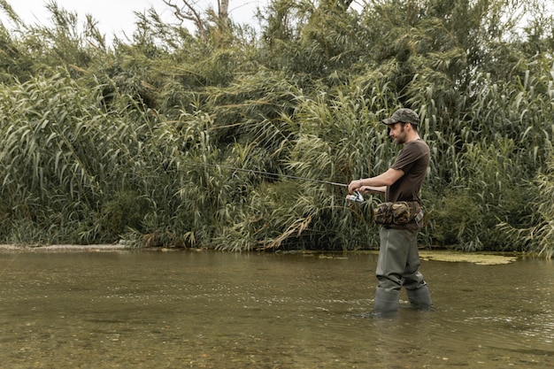 Foto gratuita hombre pescando en el río