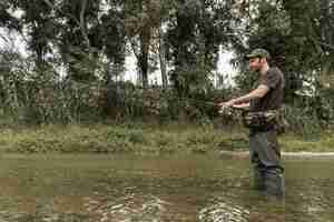 Foto gratuita hombre pescando en el río