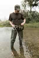 Foto gratuita hombre pescando en el río