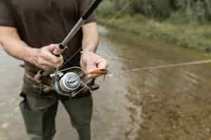 Foto gratuita hombre pescando en el río