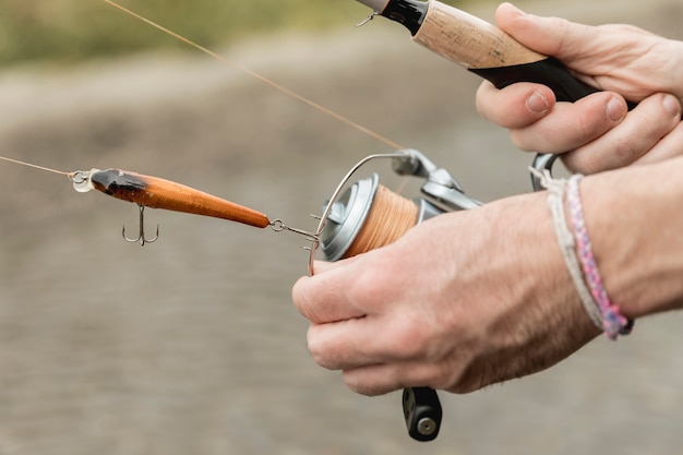 Foto gratuita hombre pescando en el río