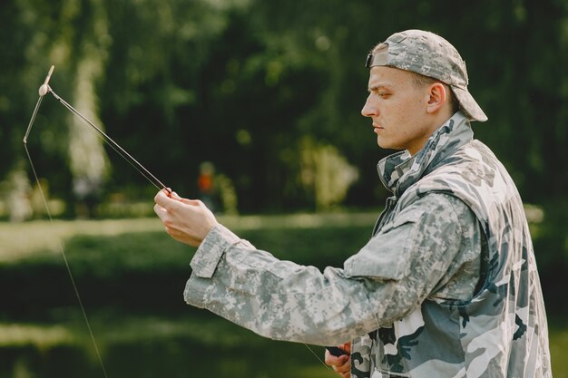 Hombre pescando y sostiene la caña de pescar