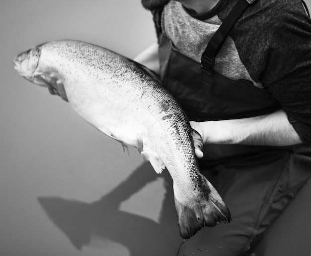 El hombre pescó salmón pescado